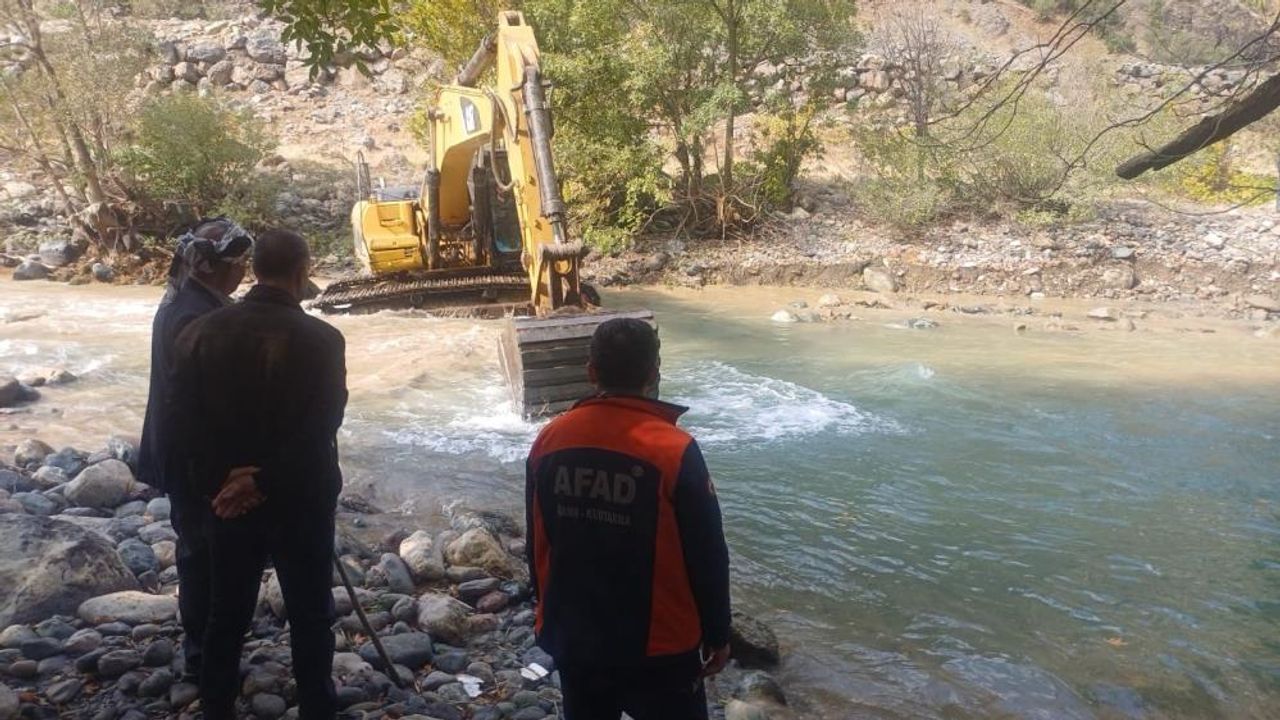 16 Yaşındaki Genç İçin Zamanla Yarış: Arama Ekipleri Dere Yatağını Temizliyor