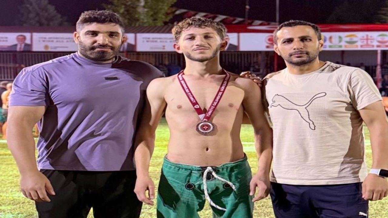 Hakkari’nin Gururu Bedirhan Durğun, Şalvar Güreşi Türkiye Şampiyonasında Madalya Kazandı