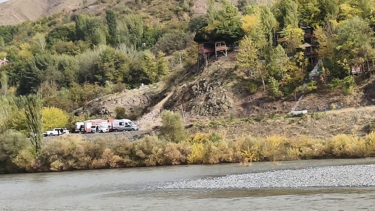Elazığ’da Dehşet Anları: 4 Kişilik Aile Nehir Ortasında Birbirine Sarılarak Hayatta Kaldı
