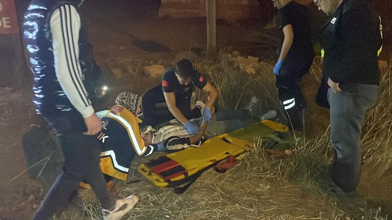 Karaman'da motosiklet şarampole devrildi: 2 yaralı