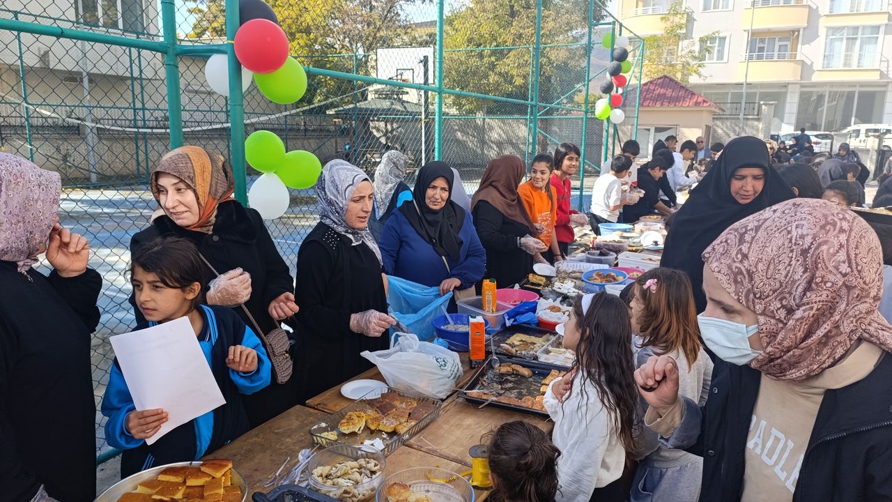 Van’da Öğrencilerden Duygulandıran Hayır Panayırı