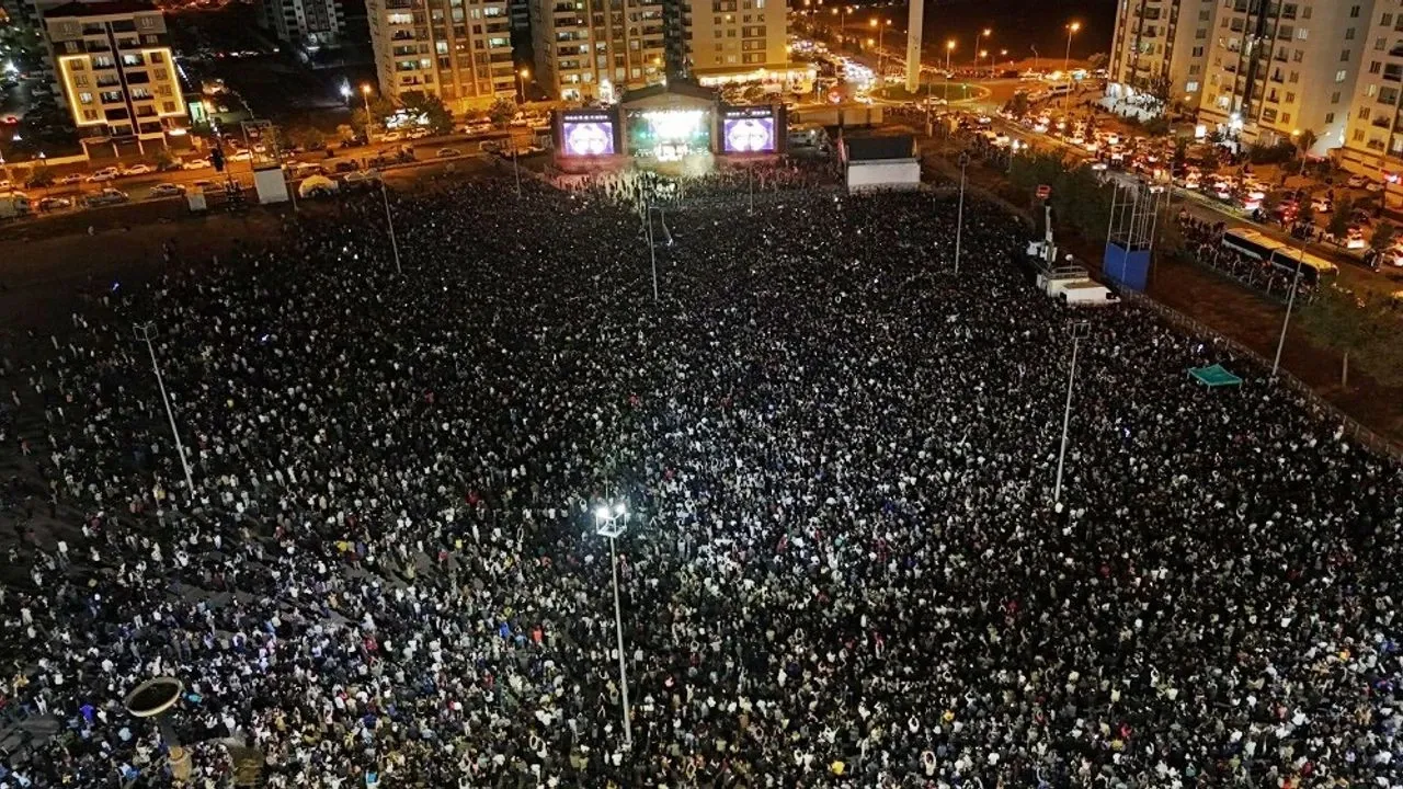 Kürt Müziğinin Efsanesi Koma Amed, 30 Yıl Sonra Diyarbakır’da Unutulmaz Bir Gece Yaşattı!