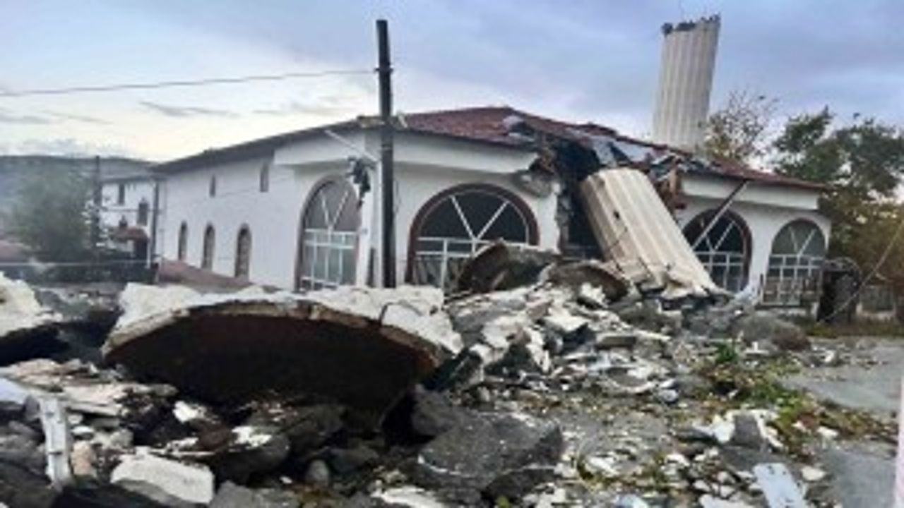 Fırtına Ankara Ayaş'ta Minareyi Yıktı: Cemaat Facianın Eşiğinden Döndü