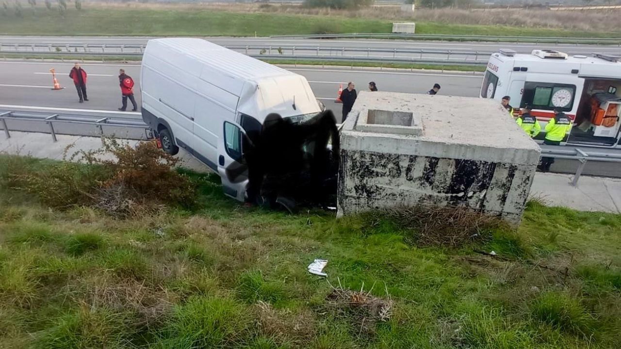Balıkesir'de Feci Kaza: Minibüs Beton Bloğa Çarptı, 2 Ölü, 1 Yaralı