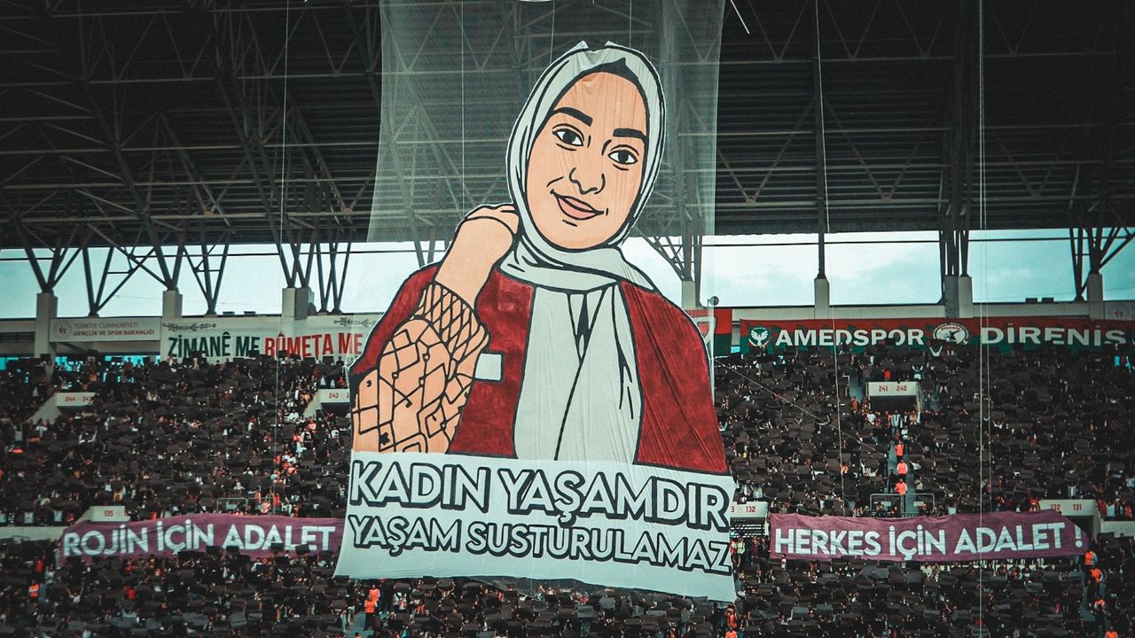 Amedspor Taraftarından Dev Rojin Kabaiş Posteri: “Kadın Yaşamdır, Yaşam Susturulamaz”
