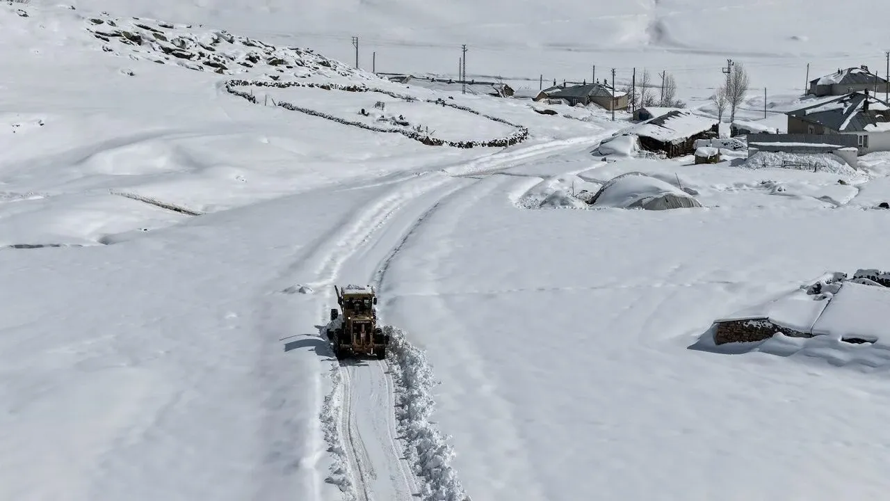 Van’da Kar Felaketi: 35 Yerleşim Yeri Ulaşıma Kapalı
