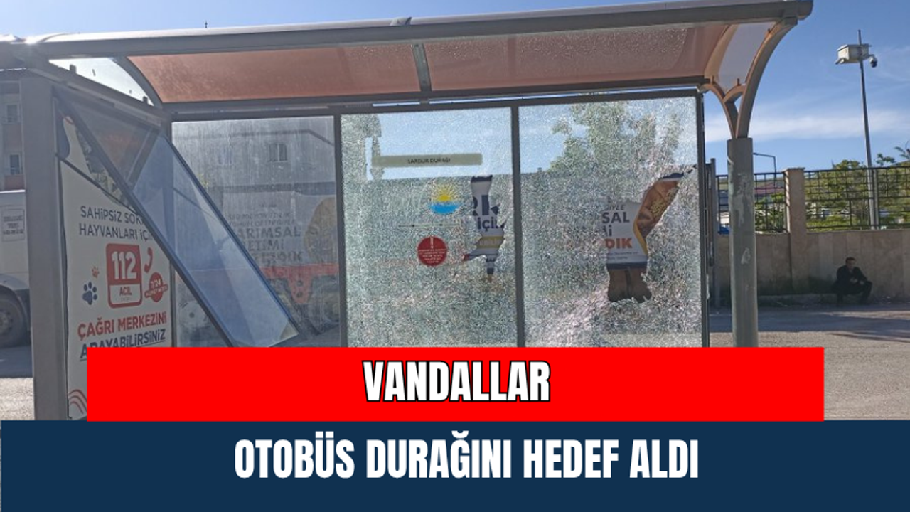 Vandallar Otobüs Durağını Hedef Aldı
