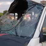 Tarım İşçilerini Taşıyan Minibüs Kanala Devrildi: 15 Yaralı
