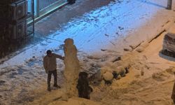 Van'da karlı Kaplı Sokaklarda Çocukların Neşeli Oyunları