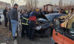 Hakkari’de İki Araç Çarpıştı, Büyük Hasar Oluştu