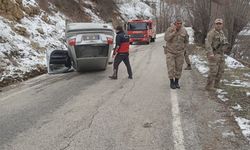 Van'da Buzlanma Kazası: Otomobil Takla Attı!