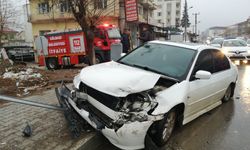 Minibüs ile Otomobil Çarpıştı: 3 Yaralı