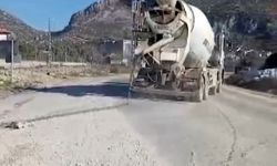 Mikserlerden yola dökülen beton muhtarı kızdırdı