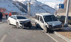 Yüksekova'da trafik kazası: 2 yaralı