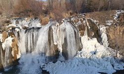 Buz Sarkıtlarıyla Muradiye Şelalesi, Yarıyıl Tatilinin Gözdesi Oldu