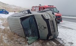 Muradiye'de Kapalı Kasa Kamyonet Takla Attı: 3 Yaralı