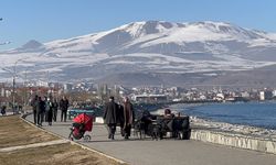 Güneşli havayı fırsat bilenler Van Gölü  sahiline akın etti