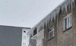 Bitlis’te Çatılardan Düşen Kar Kütleleri Tehlike Saçıyor!