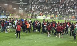 Elazığspor- Vanspor maçında skandallar bitmiyor! Hakeme musluk attılar!