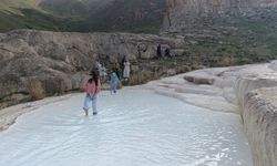 Pamukkale'yi Unutun! Van’daki Görenleri Büyülüyor