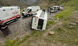Van- Hakkari karayolunda öğrenci minibüsü devrildi: Yaralılar var!