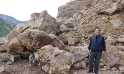 Dağdan Kopan Dev Kayalar Ulaşımı Durdurdu