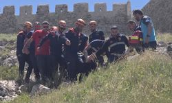 Van Kalesi'nde kayalıklarda mahsur kalan şahıs kurtarıldı