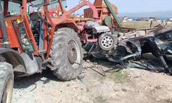 Van Erciş'te Traktör ile Otomobil Çarpıştı: 1’i Çocuk 4 Yaralı