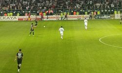 Elazığ’da Skandal Anlar! Hakem Soyunma Odasına Gitti, Vansporlu Oyunculara Cisim İsabet Etti