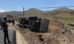 Van'da Kum Dolu Tır Şarampole Uçtu!