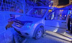 Kontrolden Çıkan Araç Bahçe Duvarına Çarptı