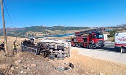Feci Kazada Freni Patlayan Kamyon Devrildi: Sürücü Araçtan Fırladı