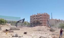 Ağır Hasarlı Bina Bir Anda Çöktü!