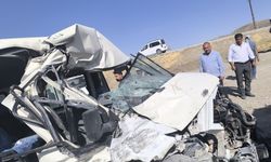 Van'da Minibüs ve Kamyon Kafa Kafaya Çarpıştı!
