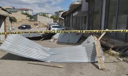 Van’da Fırtına Dehşeti: Uçan Çatı 3 Aracı Pert Etti!