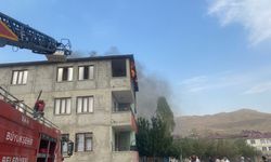 Van’da Korkutan Çatı Yangını! Alevler Mahalleliyi Sokağa Döktü