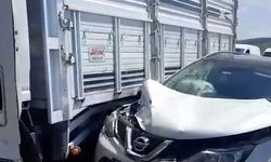 Otomobille kamyonet çarpıştı: Yaralı var!