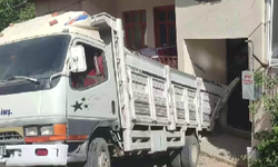 Van’da Freni Boşalan Kamyon Eve Girdi