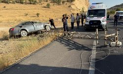 Mardin'de Otomobil Direğe Çarptı: 3 Kişi Yaralandı