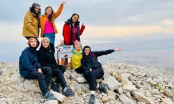 Aynı Gün İki Zirve: Van’ın Güzellikleri İçin Metrelerce Tırmandılar