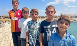 Van Gölü’nde Serinleyen Çocukların Saçları Yaz Boyunca Sararıyor!