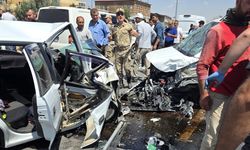 Ahlat'ta Üç Araç Birbirine Girdi: 8 Kişi Yaralandı