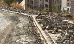 Yüksekova'da kaldırımlarda bırakılan moloz yığınları tepkilere neden oldu