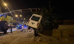 Iğdır’da Korku Dolu Anlar: Minibüs Bahçe Duvarında Askıda Kaldı