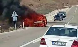 Erzurum’da Park Halindeki Otomobil Alev Topuna Döndü