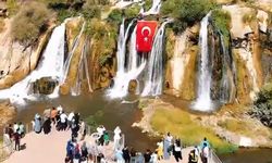 Muradiye Şelalesi’nde Dev Türk Bayrağıyla Zafer Coşkusu