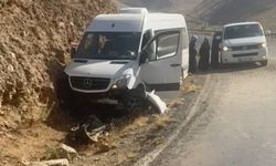 Bahçesaray Yolunda Facianın Eşiğinden Dönüldü: Freni Boşalan Minibüs 18 Yolcuyla Dağa Çarparak Durdu