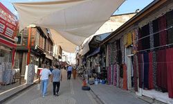 Van’da esnaflar sıcaktan korunmak için kendi önlemlerini alıyor