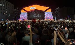 Merve Özbey Hakkari'de Yüzlerce Kişiye Konser Verdi