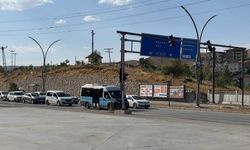 Yüksekova’da tır sinyalizasyon direğine çarptı